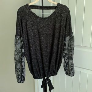 Soft sweater with laced sleeves